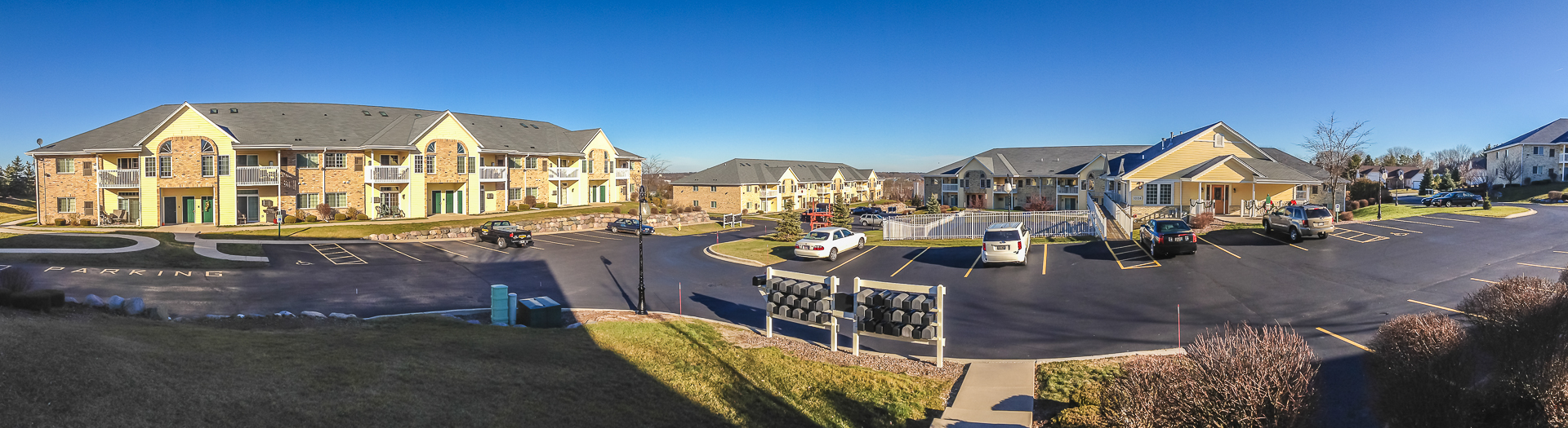 Kendal Hills apartment community pool and clubhouse in Waukesha, WI